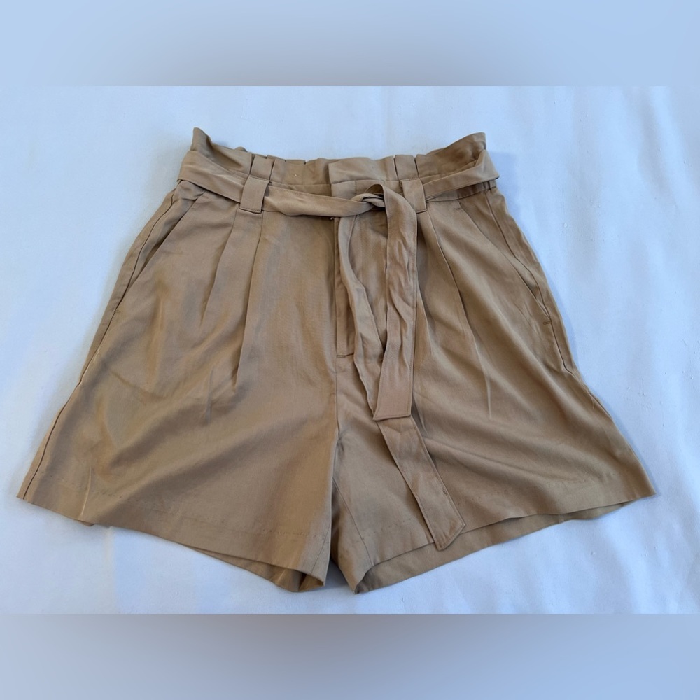 Banana Republic Shorts Women’s Size 8 Tan Shorty  w/ Belt NWT ! High‎ Rise
